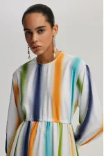 İNCİ DÜĞME DETAYLI BÜZGÜLÜ ELBİSE