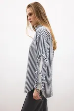 CHEMISE À RAYURES AVEC DÉTAIL DE NŒUD