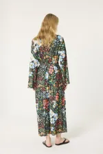 BELİ KUŞAKLI DESENLİ ELBİSE