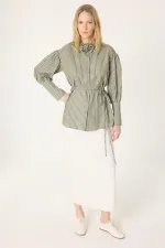 GÜL DETAYLI ÇİZGİLİ GÖMLEK