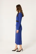 ROBE EN MAILLE AVEC BOUTONS ET CEINTURE DORÉS