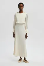 ROBE EN MOUSSELINE AVEC DÉTAILS AUX MANCHES ET CEINTURE À LA TAILLE.