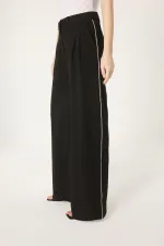 PANTALON AVEC DÉTAIL DE BANDE ORNÉE DE PIERRES