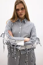 CHEMISE À RAYURES AVEC DÉTAIL DE NŒUD