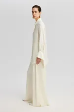 CHEMISE LONGUE EN SATIN AVEC DÉTAIL AUX POIGNETS