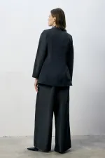 ENSEMBLE VESTE ET PANTALON ASYMÉTRIQUE AVEC DÉTAIL DE BOUTONS