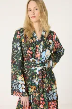 BELİ KUŞAKLI DESENLİ ELBİSE