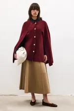 PONCHO EN MAILLE À BOUTONS DORÉS