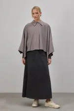 PONCHO COURT À COL ÉPIQUE