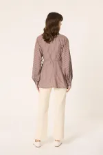 DÜĞME DETAYLI ÇİZGİLİ GÖMLEK