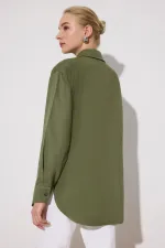 CHEMISE SURDIMENSIONNÉE AVEC BRODERIE SUR LE DEVANT