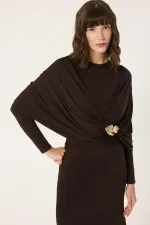 ROBE EN MAILLE AVEC DÉTAIL DE BOUCLE