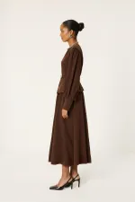 ENSEMBLE TUNIQUE ET JUPE AVEC DÉTAIL DE CEINTURE