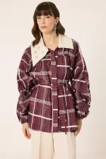 VESTE SURDIMENSIONNÉE AVEC COL ORNÉ DE PIERRES