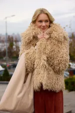 MANTEAU EN FAUSSE FOURRURE