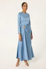 ROBE EN SATIN AVEC DÉTAIL DE BROCHE