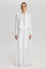 VESTE EN SATIN AVEC DÉTAIL DE CEINTURE