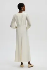 ROBE EN MOUSSELINE AVEC DÉTAILS AUX MANCHES ET CEINTURE À LA TAILLE.