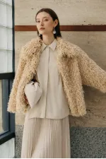 MANTEAU EN FAUSSE FOURRURE