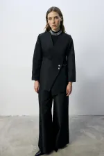 ENSEMBLE VESTE ET PANTALON ASYMÉTRIQUE AVEC DÉTAIL DE BOUTONS
