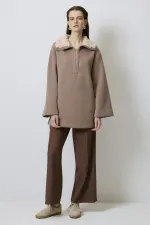 FUR-COLLARED SWEATSHIRT