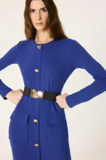 ROBE EN MAILLE AVEC BOUTONS ET CEINTURE DORÉS