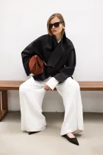 VESTE EN SATIN AVEC CEINTURE EN CUIR