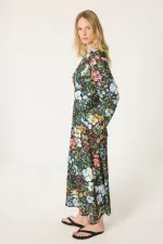 BELİ KUŞAKLI DESENLİ ELBİSE