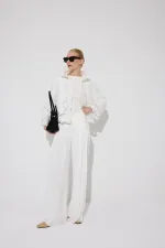 CORPS DRAPÉ SUR LE CÔTÉ