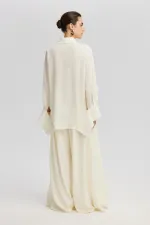 CHEMISE LONGUE EN SATIN AVEC DÉTAIL AUX POIGNETS