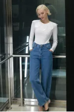 LACE COLLAR AND STUCK BODY