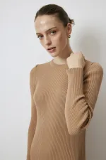 ROBE EN MAILLE À COL ROND CÔTELÉ