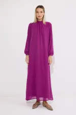 ROBE EN CHIFFON À COL MONTANT