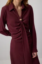 BROŞ DETAYLI BÜZGÜLÜ ELBİSE