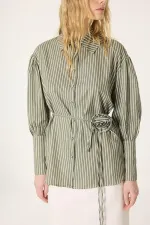 GÜL DETAYLI ÇİZGİLİ GÖMLEK