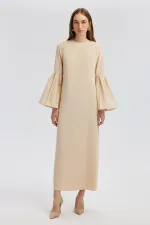 Robe en taffetas avec détails aux manches