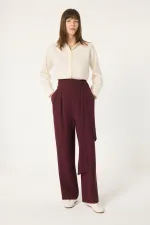 PANTALON AVEC DÉTAIL DE CEINTURE