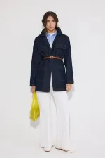 VESTE EN JEAN AVEC DÉTAIL DE CEINTURE