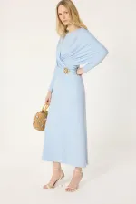 ROBE EN MAILLE AVEC DÉTAIL DE BOUCLE