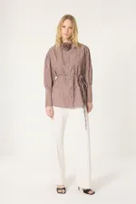 CHEMISE À RAYURES AVEC DÉTAILS DE ROSE