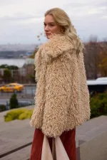 MANTEAU EN FAUSSE FOURRURE