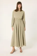 ROBE MAXI ASYMÉTRIQUE AVEC DÉTAIL DE BOUCLE DORÉE