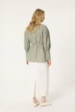 GÜL DETAYLI ÇİZGİLİ GÖMLEK