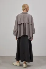 PONCHO COURT À COL ÉPIQUE