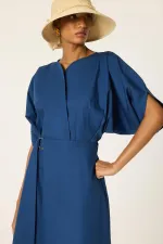 ROBE À COL EN V AVEC CEINTURE ROBE À COL EN V AVEC CEINTURE