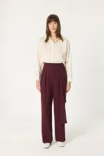 PANTALON AVEC DÉTAIL DE CEINTURE