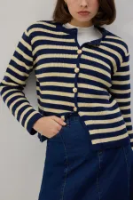 CARDIGAN COURT À BOUTONS DORÉS