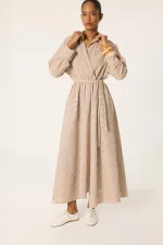 BELİ KUŞAKLI ÇİZGİLİ KETEN ELBİSE