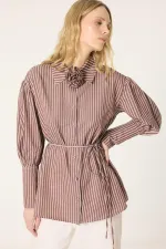 CHEMISE À RAYURES AVEC DÉTAILS DE ROSE