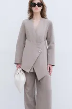 ENSEMBLE VESTE ET PANTALON ASYMÉTRIQUE AVEC DÉTAIL DE BOUTONS